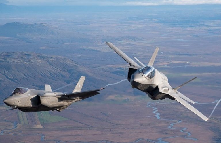 Due F-35 in volo