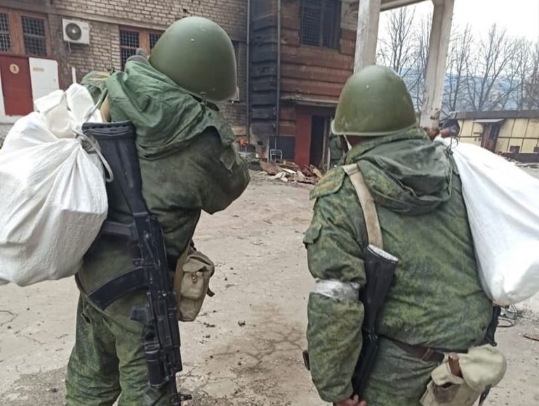 Due fanti russi in Ucraina