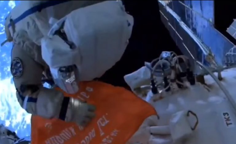 La bandiera esposta sulla Iss