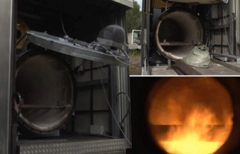 Un forno crematorio russo e il sacchetto con le ceneri del soldato