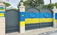 Bandiera ucraina sulla villa di un imprenditore russo in Toscana