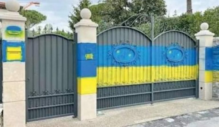Bandiera ucraina sulla villa di un imprenditore russo in Toscana