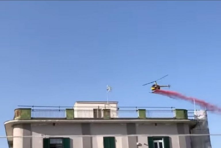 Napoli, elicottero con fumo rosa per annunciare il sesso del nascituro