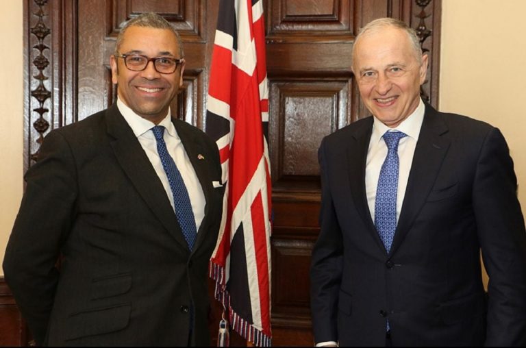 A sx, Geoana a Londra con il ministro degli Esteri Cleverly