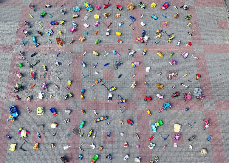 Il giocattoli esposti in piazza