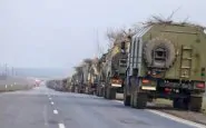Un convoglio russo abbandona l'area di Bucha