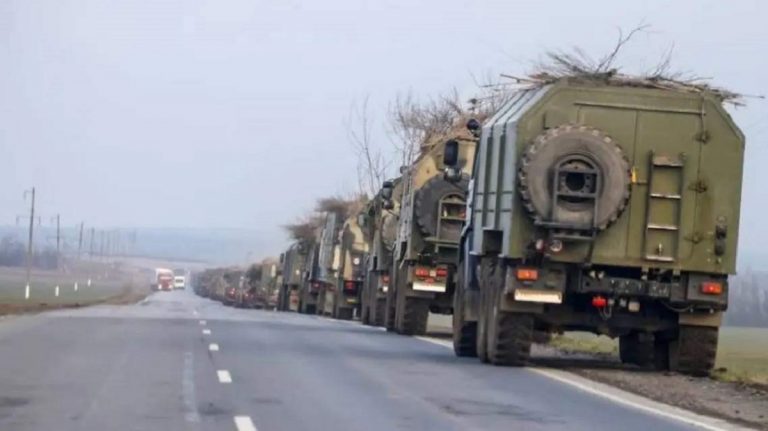 Un convoglio russo abbandona l'area di Bucha