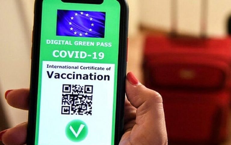 Arresti e perquisizioni su falsi vaccini e Green Pass