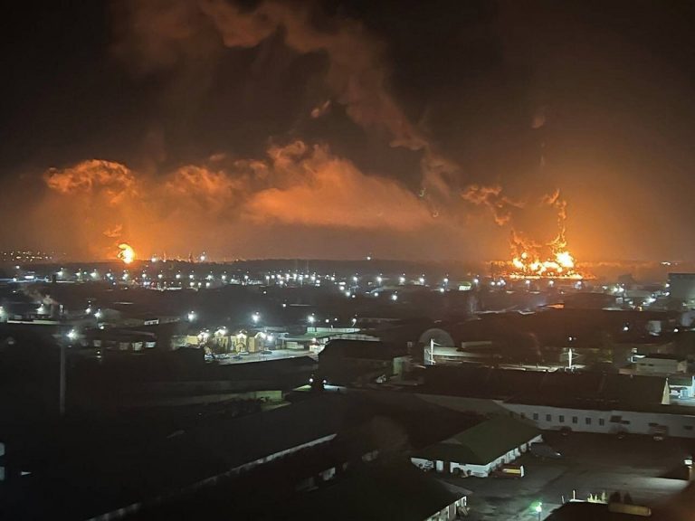 Il deposito russo di petrolio a Bryansk in fiamme