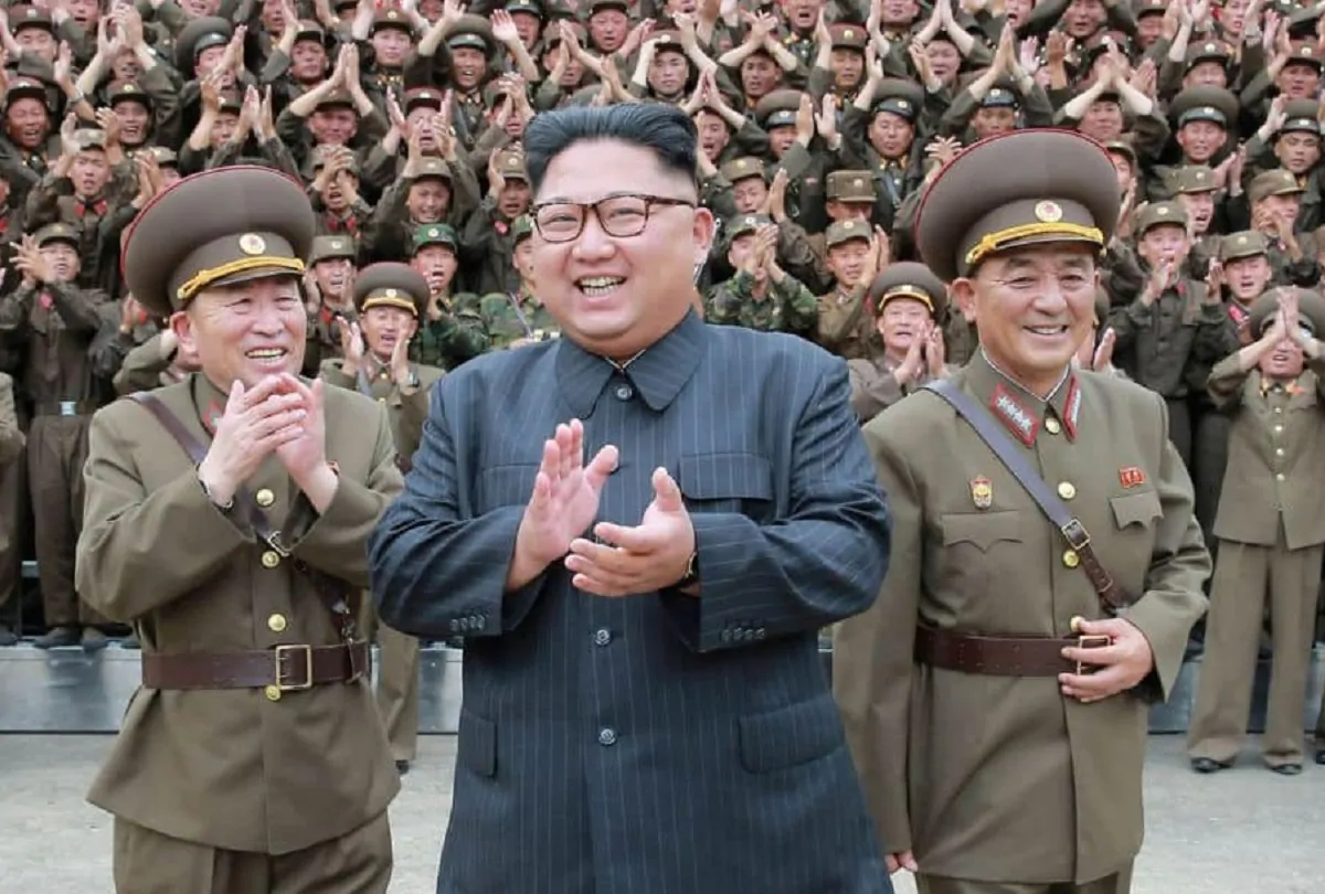 Kim Jong un fra i militari