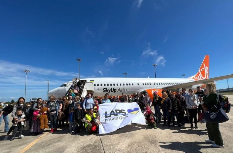L'aereo della Laps con i rifugiati