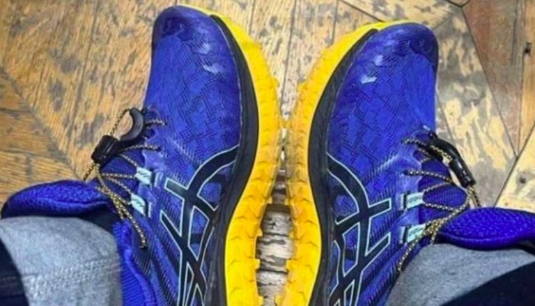 Le scarpe indossate dall'uomo arrestato