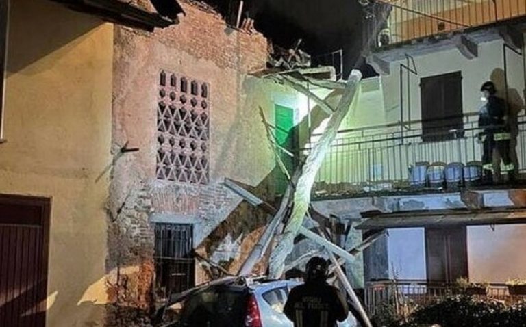 Lo stabile crollato ad Induno Olona