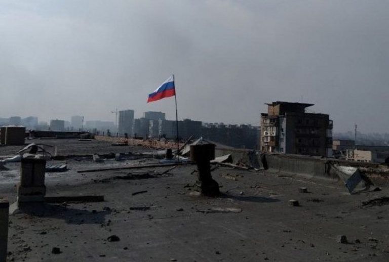 La bandiera russa sul municipio di Mariupol