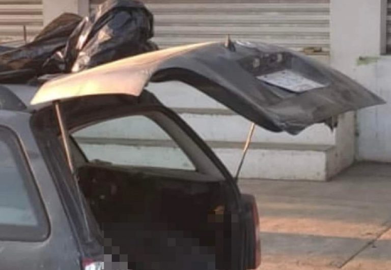 Il retro dell'auto con i corpi decapitati