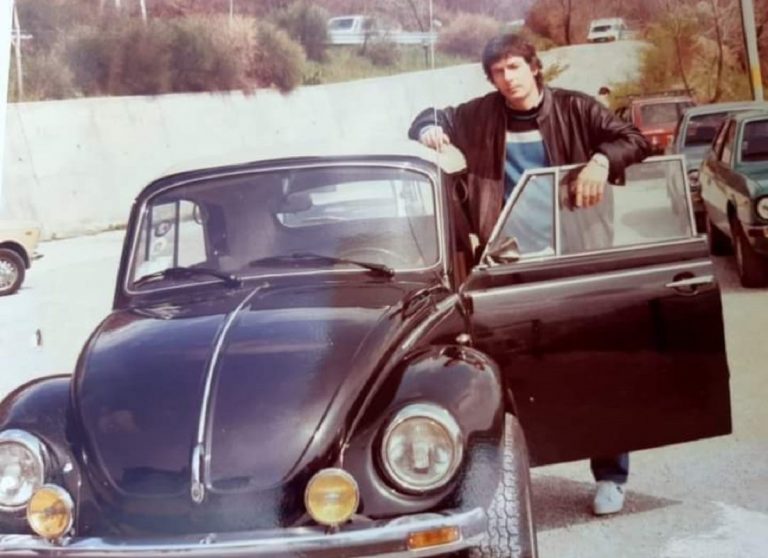 Luciano Scozzai con il suo inseparabile maggiolino