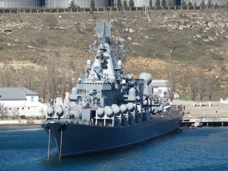 Il Moskva alla fonda a Sebastopoli