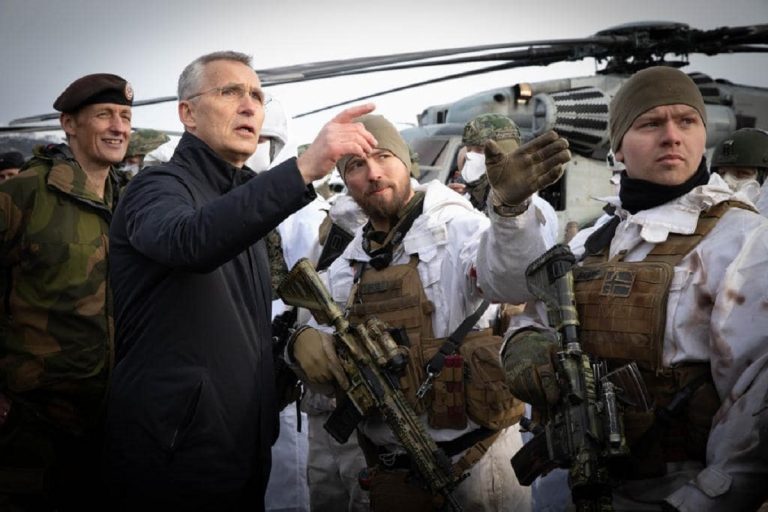 Jens Stoltenberg con le truppe Nato