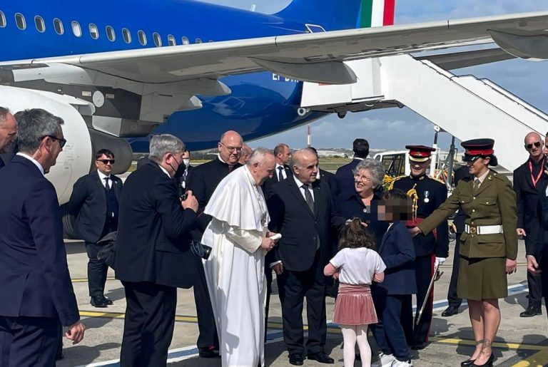 Papa Francesco appena atterrato a La Valletta
