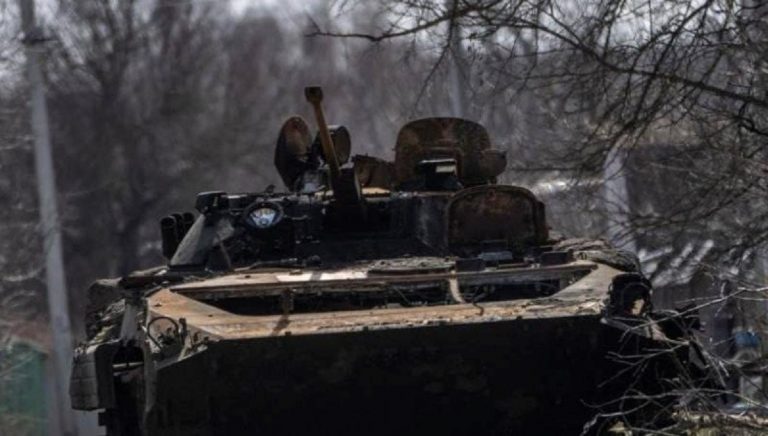 Un carro russo reso inerte ad Hostomel