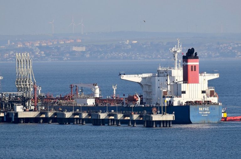 La petroliera russa Pegas in rada
