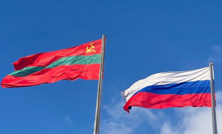 Le bandiere di Mosca e di Tiraspol assieme