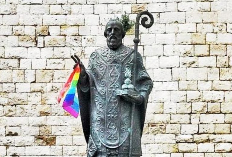 La statua donata da Putin a Bari