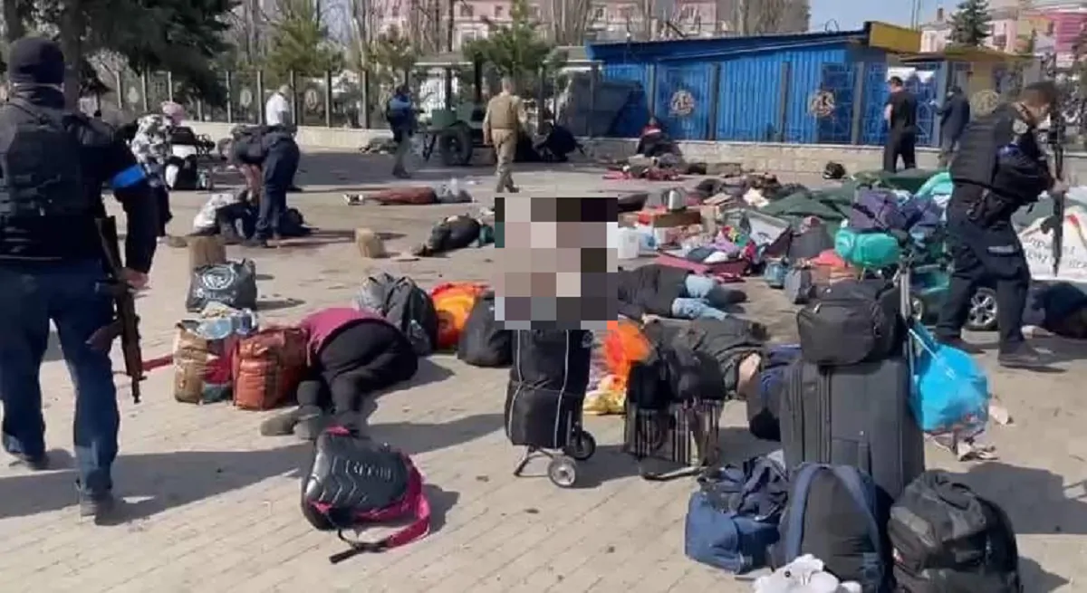 La terribile scena dopo il lancio dei razzi in stazione