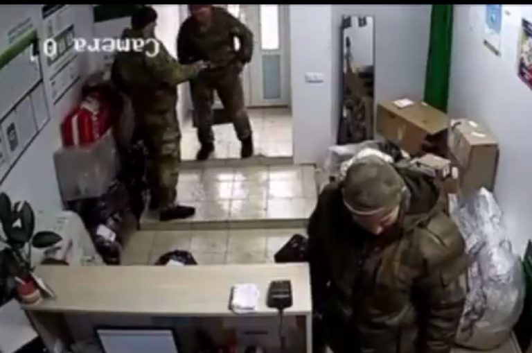 I razziatori ripresi dalla telecamera di sicurezza dello spedizioniere