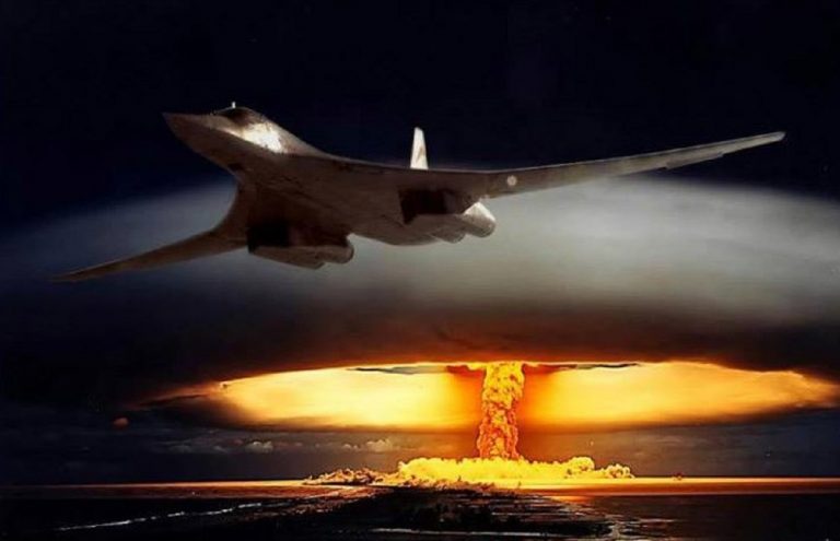 Un Tupolev TU 160 in una card su una missione nucleare
