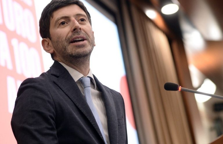 Roberto Speranza sulle mascherine al chiuso: "Sono ancora fondamentali"