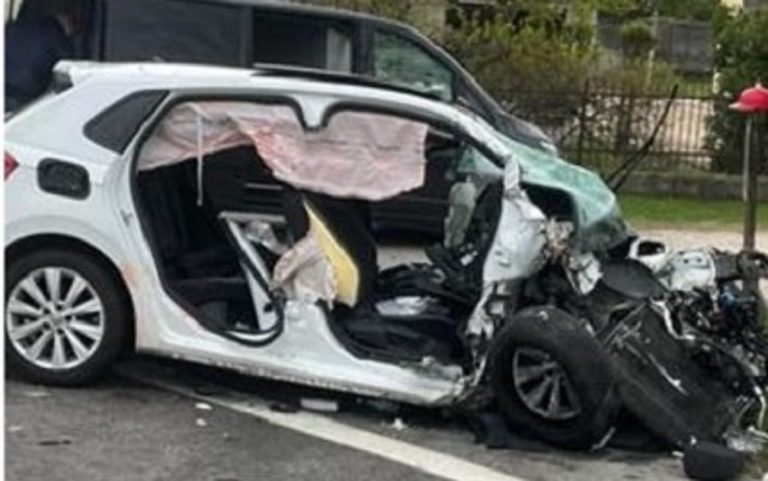 L'auto distrutta dopo l'incidente