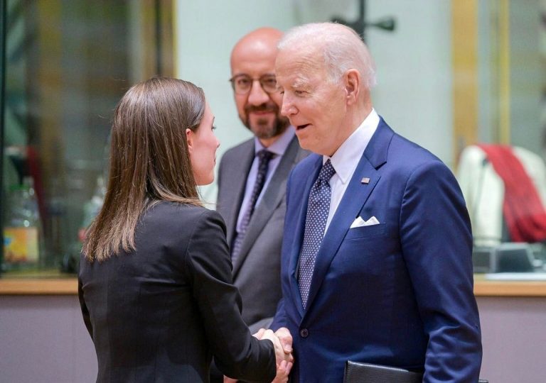 La premier finlandese Sanna Marin con Joe Biden