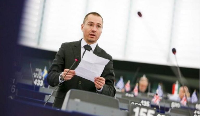 Saluto nazista in Aula: Angel Dzhambazki sanzionato