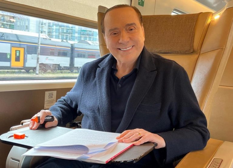 Silvio Berlusconi in treno verso Roma