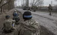 Soldati ucraini su una strada di accesso in Donbass