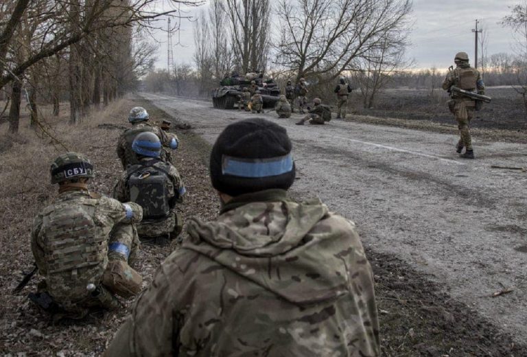 Soldati ucraini su una strada di accesso in Donbass
