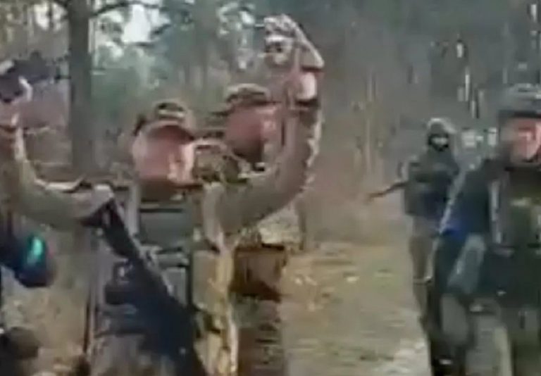 I soldati fatti prigionieri prima di essere uccisi