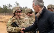 Jens Stoltenberg con una soldatessa Nato