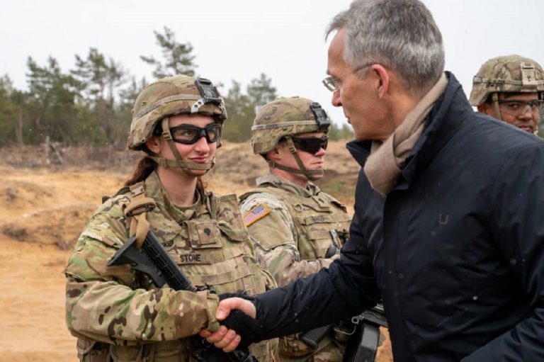 Jens Stoltenberg con una soldatessa Nato