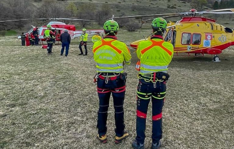 L'arrivo dell'elicottero dei soccorritori a valle