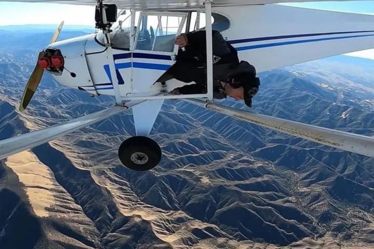 Trevor Jacob si lancia dal suo aereo