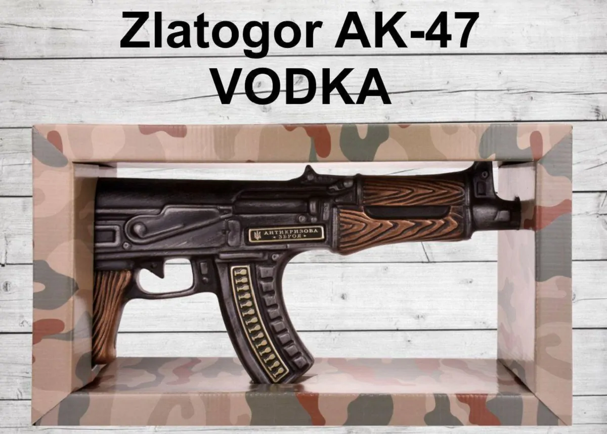 Una confezione di vodka Zlatogor a forma di AK-47