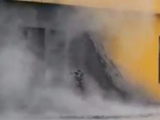 La colata di fango e gas di fianco alla parete del tempio