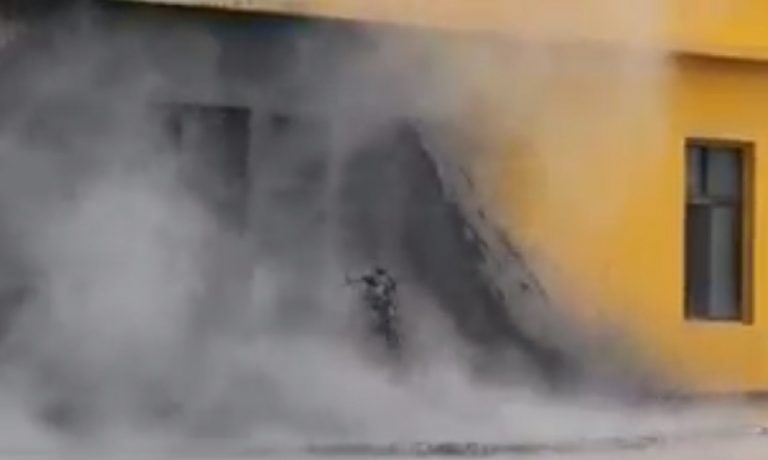 La colata di fango e gas di fianco alla parete del tempio