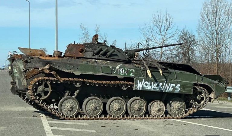 Un carro russo con la scritta "Wolverines"