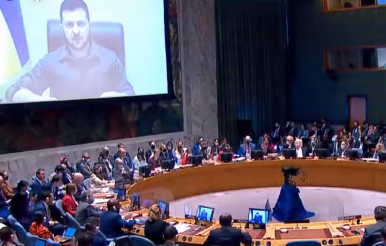 Volodymyr Zelensky si rivolge al Parlamento irlandese