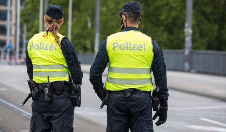 Rapito esperto di vaccini: no vax ucciso dalla polizia