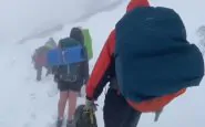 Gli scout nella bufera di neve con pantaloncini corti