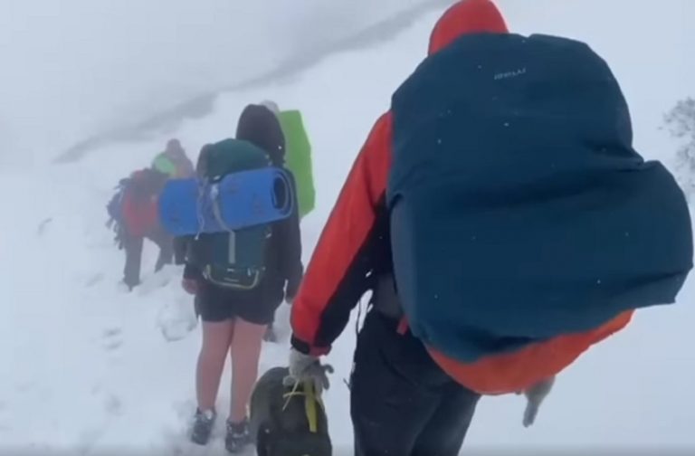 Gli scout nella bufera di neve con pantaloncini corti